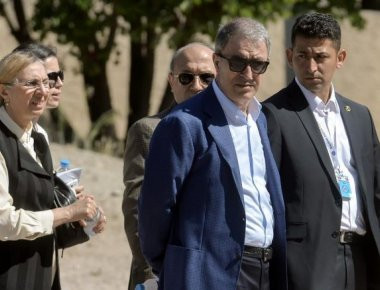 Το υποτακτικό «γεράκι» του Ερντογάν ο στρατηγός Χουλουσί Ακάρ επισκέφθηκε την Ακρόπολη (φωτό)